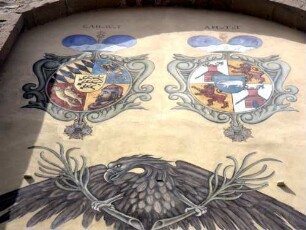 Stadtbefestigung - Stadttor (oberer Torturm) von Feldseite mit Allianzwappen Herzog Karl-Alexander und Gemahlin im Detail
