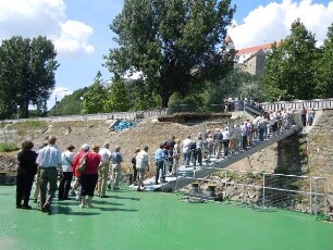 Bratislava - Passagiere gehen von Bord : Passagiere eines Donau-Kreuzfahrtschiffes gehen von Bord. Aufgenommen am 14. Juni 2011 in Bratislava