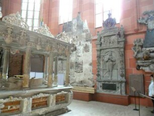 Stadtkirche-Chor Innen - Freigrab (sog Bettlade) für Graf Ludwig III zu Löwenstein-Wertheim und Frau aus Alabaster sowie Südwand mit Epitaphien in Übersicht