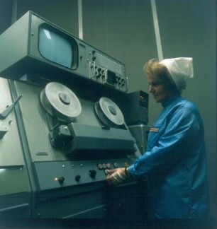 Magnetband-Herstellung ( BASF-Werk Ludwigshafen ?) Prüfung von Videobändern auf das Laufverhalten auf der Studiomaschine