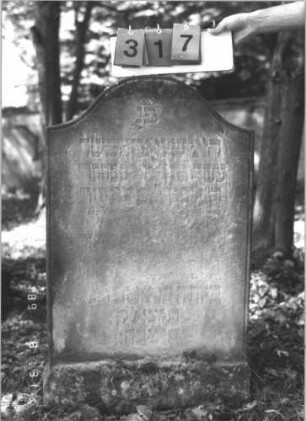 Grabstein 317 (Index: 99609954) Material: Sandstein Zustand: stark verwittert, weitgehender Textverlust Maße HxBxT: 102x60x11 cm Beschreibung: Stele, Konvexbogenabschluß, Schriftfeld eingetieft: Grabstein 317
