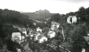 Rathen-Niederrathen. Ortsteilansicht mit Waltersdorfer Straße (bei Elbehochwasser). Blick nach Osten zum Gamrig