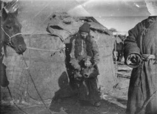 Frauen aus Zentralasien : Portrait einer Frau und eines Kindes aus Zentralasien vor einer Jurte im Tian Shan Hochgebirge