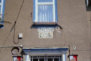 Steinplatte mit Relief und Inschrift am Gasthaus "Zum Goldenen Löwen"