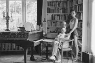 Familie Wefelmeyer (Komponist, Ärztin) im Arbeitszimmer des Komponisten