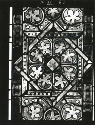 Ornamentfenster. Glasmalerei, um 1270/1280. Bad Doberan, ehemalige Zisterzienserklosterkirche n XV (6 c). Ausstellung "Mittelalterliche Glasmalerei in der DDR", Erfurt 1989/1990. Kat. Nr. 15