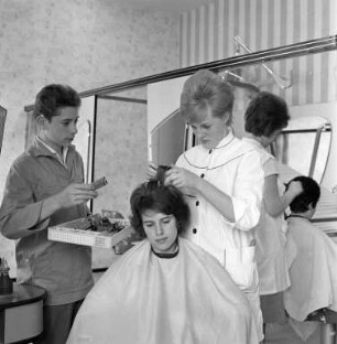 Lehrlinge im Friseurhandwerk.