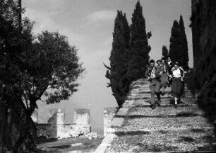 Malcesine: Gardasee, Gruppe kommt auf Treppe, vom Castello