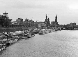 Dresden-Altstadt. Blick von der Carolabrücke zur Altstadt. Terrassenufer mit Anlegestellen der Raddampfer