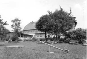 Königstein-Halbestadt (Sächsische Schweiz). Ferienheim "Zentrag". Gartenseite mit Spielplatz und Liegewiese