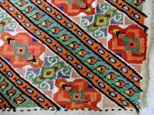 Frauenhose mit gesticktem Blumenmuster (Fragment)