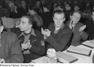 Applaudierendes Publikum des Kongreßes des Jungen Brigadiers