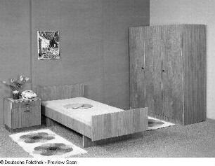 Gästezimmer mit dreitürigem Kleiderschrank