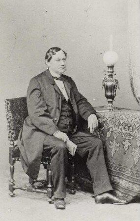 Porträt Karl Rettich (1805-1878; Schauspieler). Albuminabzug auf Karton (Carte-de-visite mit Atelieraufdruck und Widmung recto und verso)