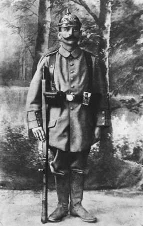 Porträt eines Soldaten mit Gewehr und Pickelhaube