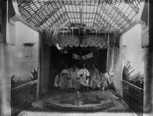 Jüdische Familie in der Laubhütte auf dem Dach ihres Hauses