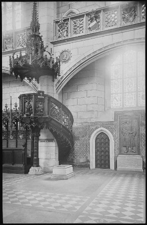 Wittenberg. Kanzel und Luthers Grab in der Schlosskirche