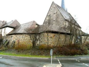 Ansicht von Südwesten mit Langhaus (Neubau bis 1537) über Kirchhofmauer mit innen angebauten Gaden (Schießscharten aus Gaden zu bedienen)-im 19 Jh frühere Pult- durch Satteldächer ersetzt