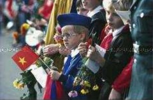 Pionier am Rande der Parade zum 35. Jahrestag der DDR