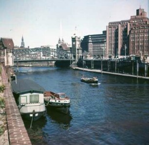 Hamburg. Der Oberhafen mit Großer Wandrahmsbrücke (eröffnet 1909 - abgerissen 1962). Hinter der Brücke beginnt der Zollkanal, rechts Kontorhaus Meßberghof, dahinter das Chilehaus