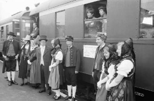 Immendingen: Trachtengruppe vor Zug