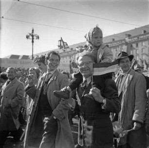 Dresden. Demonstration zum 1. Mai entlang der Ernst-Thälmann-Straße, Tribüne auf dem Altmarkt