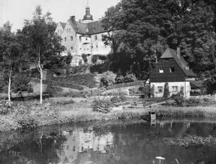 Pfaffroda, Schloss : Pfaffroda. Schloss. Südseite mit Gärtnerwohnhaus über den Schmerlteich