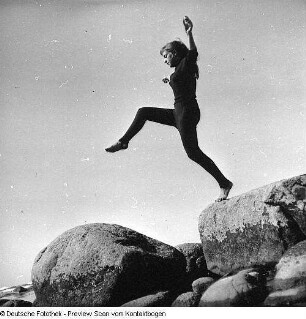 Ostsee; Gisela mit Reifen, beim Sprung