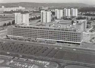 Dresden. Blick vom Rathausturm nach Osten über die Leningrader Straße (heute: Petersburger Straße) und das Großforschungszentrum "Robotron" zu den Hochhausneubauten an der Grunaer Straße