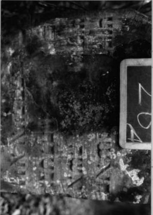 Grabstein 26 (Index: 100090623) Material: Sandstein Zustand: abgeblättert, verwittert mit Textverlust Maße HxBxT: 72x57x9 cm Beschreibung: Stele, flacher Konvexbogenabschluß: Grabstein 26A