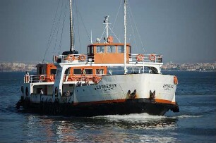 Lissabon - Schiff auf dem Rio Tejo : Lissabon: Autofähre verbindet über den Rio Tejo beide Stadtteile, aufgenommen 2006