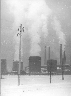 Hirschfelde. Braunkohlenkraftwerk. Teilansicht mit Kühltürmen und Schornsteinen von Süden. Im Vordergrund Mast einer Mittelspannungsfreileitung