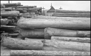 Neustadt: Sägewerk J. Himmelsbach, Baumstämme auf dem Stapel, Hintergrund Kapellchen