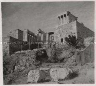 Wehrmachtssoldaten, Athen, Akropolis, Niketempel (rechts), Torbau der Propyläen (Mitte) und Pinakothek (Links)