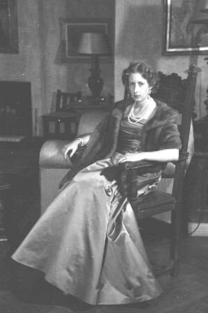 St. Moritz: Prinzessin Ileana von Hohenzollern; sitzend