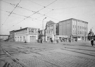 Postplatz, Wallstraße, Schweriner Straße : Dresden. Postplatz, Blick auf die Westseite mit Gambrinus-Gaststätten (1968 Abriß) und ehemaligen Hotel Weber