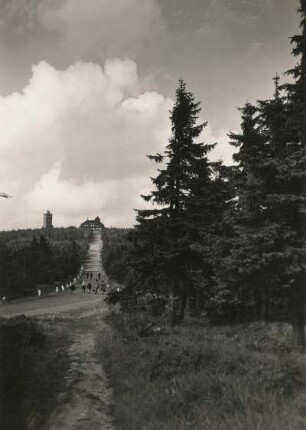 Westerzgebirge. Fichtelberghaus vom Kleinen Fichtelberg gesehen, Auffahrt und Wetterwarte (links)