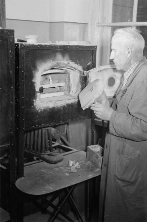 Staatliche Museen, ägyptische Abteilung Restaurator Rudolf Kuhn bei der Arbeit