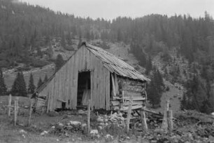 Hütte : Provisorische Berghütte.