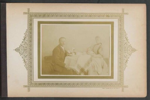 [Porträt von Oscar, Helene und Elsa Mengen, Kniestück sitzend]