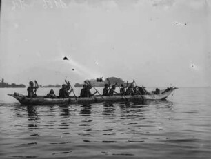Ruderer : Ruderer in einem Boot während der Fahrt auf dem Lake Kivu. Im Bug des Bootes sitzt einer der Expeditionsteilnehmer
