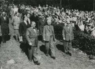 Bundespräsident Theodor Heuss bei der 100. RIAS-Sendung "Mach mit" in der Berliner Waldbühne