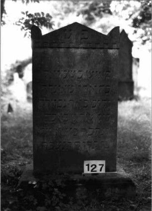 Grabstein 127 (Index: 100085492) Maße HxBxT: 102x58x11 cm Beschreibung: Stele, profilierter Sockel, giebelartiger Abschluß mit Eckakroteren, Zahnfries: Grabstein 127 (Nachholaufnahme)