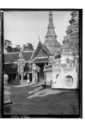 Wat Phra Kaeo : Bangkok. Die beiden Torwächter im Wat Phra Kaeo, 1908