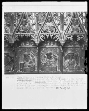 Gestühl, Reliefs, Sophonias (links), Zacharias (Mitte), Haggai (rechts), darüber in den Wimpergen: Bartholomäus (links), Jacobus (Mitte), Andreas (rechts)