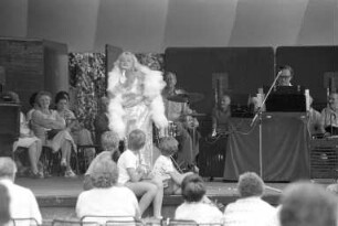 "Lachende Seebühne" von Conférencier Dieter Farrenkopf auf der Seebühne im Stadtgarten