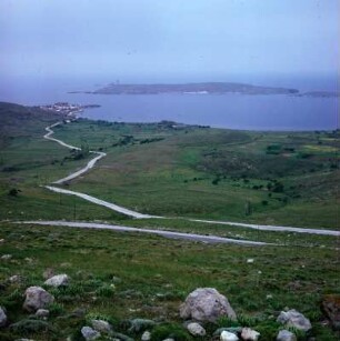Lesbos, Sigri und seine schön gegliederte Bucht im Westen der Insel. Blick auf die vorgelagerte Insel Megalonisi