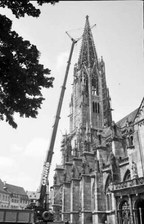 Freiburg: Dachreparatur am Münsterschiff, mit Turm; beweglicher Kran