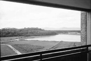 Freiburg; Landwasser: Blick vom zweiten Stock auf Baggersee