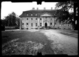Meseberg (Gransee-Meseberg). Schloß (1737/1739). Hoffront